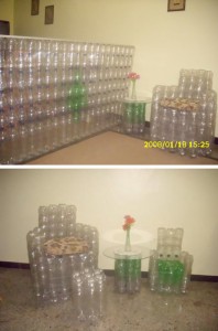 Muebles hechos con botellas de plástico